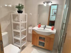 Charmant appartement, calme avec vue piscine, 1km de la plage, Olhos de Agua