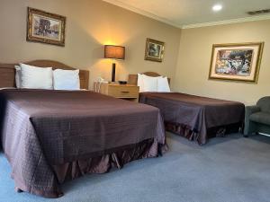 Standard Queen Room with Two Queen Beds room in Lamp Liter Inn
