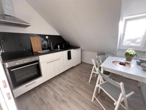 Zentrale Wohnung für 4 mit Bett und Schlafcouch