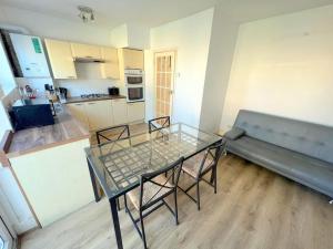 4-Bedroom House - South London CR7