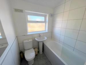 4-Bedroom House - South London CR7