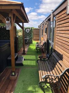 Couple’s Lodge With Hot Tub