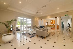 2 Bed Villa - Sleeps 4 - Pets - Pool - Garden