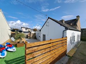 Maisons de vacances Comfortable cottage close to the beach, Portsall, 2 canoes : photos des chambres