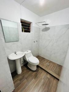 Cómoda casa con dos cuartos y cochera para auto pequeño