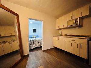 Cómodo y sencillo estudio bien ubicado