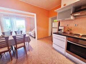 Apartments in Supetarska Draga with sea view, terrace, air conditioning, WiFi 4551-1 and 4551-2