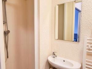 Appartement confortable au pied des pistes avec piscine et parking - FR-1-425-138