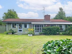 8 person holiday home in Fårvang-By Traum