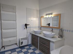 Maisons de vacances Gite Salles-Lavalette, 5 pieces, 8 personnes - FR-1-653-243 : photos des chambres