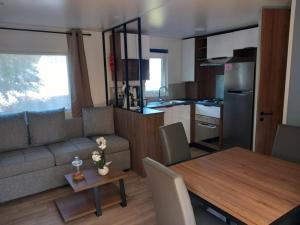 Maisons de vacances Camping Officiel Siblu Le Pipiou : photos des chambres