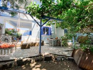 Blue Seaside Spacious Maisonette