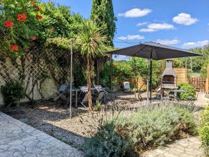 Maisons de vacances Gite, pierre apparente, a la ferme avec baby-foot et jacuzzi prive : photos des chambres