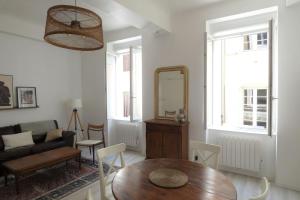 Elegant, Spacious Apartment in Historic Center of Tournon - 3hvězdičkové hotely ve městě Tournon-sur-Rhône