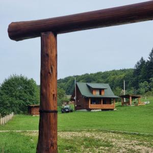 Vysoka brama деревяний будиночок з чаном