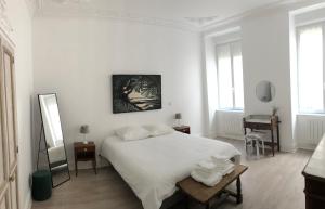 Elegant, Spacious Apartment in Historic Center of Tournon