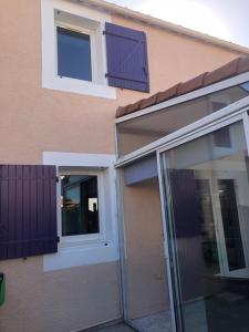 Pavillon 3 chambres avec véranda et climatisation.