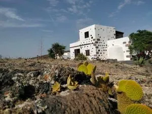 LANZAROTE Casa Volcánica-Anclada sobre la lava del volcán - El Islote