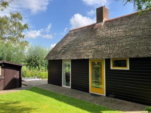 Oasis holiday home in Giethoorn next to canal, boat extra