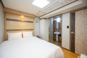 Phòng Đôi Tầng Hầm không có Cửa Sổ (Basement Double-No Window)