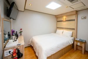 Phòng Đôi Tầng Hầm không có Cửa Sổ (Basement Double-No Window)