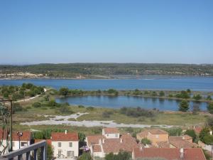 Maisons de vacances Charmante maison de ville avec jardin, terrasse et terrain de petanque : photos des chambres