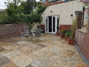 Private garden apartment with secure parking