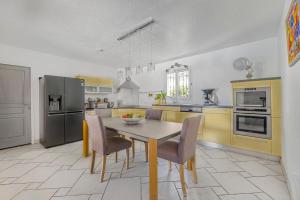 Villas Villa145m2 et 2 autres Appartements 50m2, Appart 60m2, ideale grande famille, groupe amis,salle fitness, Jardin, proche Cannes, Grasse, Antibes, : photos des chambres