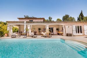 Villas Villa145m2 et 2 autres Appartements 50m2, Appart 60m2, ideale grande famille, groupe amis,salle fitness, Jardin, proche Cannes, Grasse, Antibes, : photos des chambres