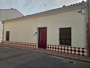 La Nava, casa de pueblo con patio y calefacción con chimenea - Miguel-Ibáñez