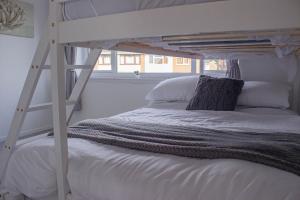 3-bedroom home - Close to M4 & Private off-road parking