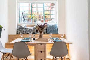 Lisbon Terrace House, with Easy Parking Walk to Riverfront & Tile Museum, Fast Access to Alfama & Downtown