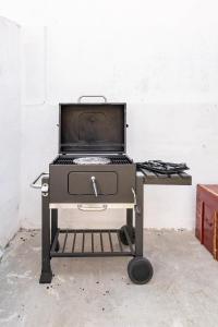 Lisbon Terrace House, with Easy Parking Walk to Riverfront & Tile Museum, Fast Access to Alfama & Downtown