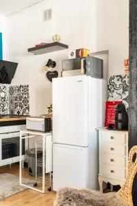 Lisbon House with Private Garden BBQ, with Easy Parking near Tejo, Fast Access to Alfama & Downtown