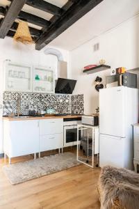 Lisbon Terrace House, with Easy Parking Walk to Riverfront & Tile Museum, Fast Access to Alfama & Downtown