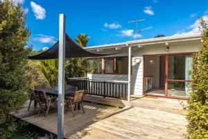Onetangi Beach Retreat - Waiheke Holiday Home - Awaroa