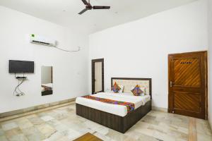 Via Prashansa Palace - Nr Banaras Railway Station