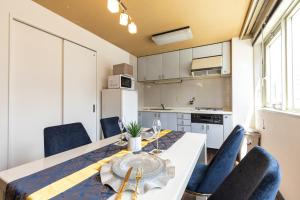 Premier Stay NAMBA なんば駅徒歩3分 3 mins walk from Namba Station 7rooms table 2baths 4toilets Osaka
