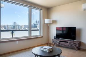Queen Anne 1br w gym wd lounge roof deck SEA-575