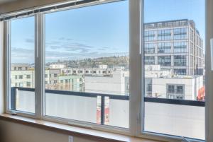 Queen Anne 1br w gym wd lounge roof deck SEA-575