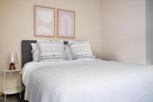 Queen Anne 1br w gym wd lounge roof deck SEA-575