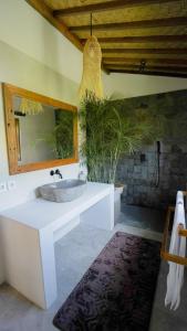 Phòng Deluxe Giường Đôi Có Ban Công (Deluxe Double Room with Balcony)