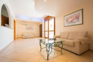 ISA - Residence with swimming pool in Sos Alinos, apartments with air conditioning and private outdoor area