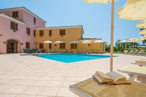 ISA - Residence with swimming pool in Sos Alinos, apartments with air conditioning and private outdoor area
