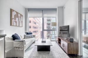 Downtown 1BR w Pool Gym nr Staples Center LAX-624