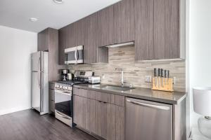 Downtown 1BR w Pool Gym nr Staples Center LAX-624