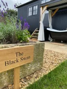 The Black Swan Shepherd Hut - Empingham