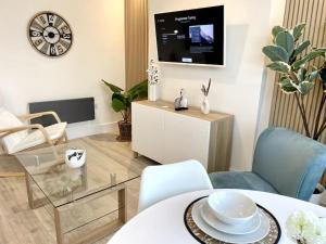 Lush Porthcawl Large Spacious 2 bedroom Apt, Parking, Garden access, Prime Location