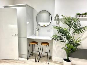 Lush Porthcawl Large Spacious 2 bedroom Apt, Parking, Garden access, Prime Location