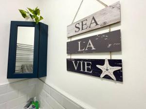 Lush Porthcawl Large Spacious 2 bedroom Apt, Parking, Garden access, Prime Location